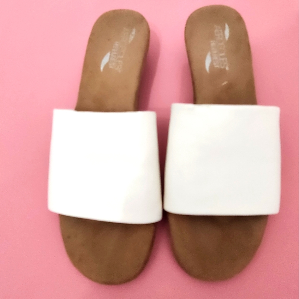 Womens Size 9 Aerosole Sandal.